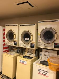 Heal In Yokkaichi في يوكايتشي: غرفة غسيل مع غسالات ملابس معروضة