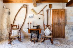 a room with two chairs and a table in a room at Finca es Rafal, Agroturisme in Montuiri