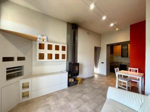 a living room with a kitchen and a dining room at Alloggio turistico Brancaleone in Genazzano
