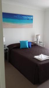 Un pat sau paturi într-o cameră la Bayview Waters Apartments