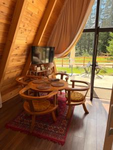 a living room with a table and chairs in a cabin at Vila Caričić Žabljak in Žabljak