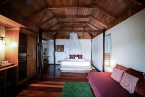 a bedroom with a bed and a couch in a room at Cookies Salad Resort in Salad Beach