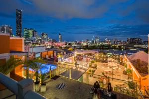 una vista de una ciudad de noche en City Backpackers HQ, en Brisbane