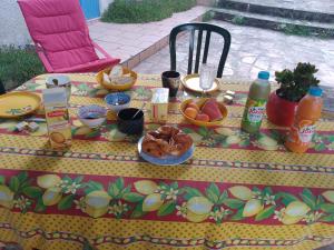 a table with food and drinks on top of it at Ecrin de Verdure in Anneyron