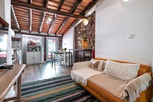 a living room with a couch and a table at Refúgio da Mel - Piscinas e Praia fluvial próximas in Alandroal