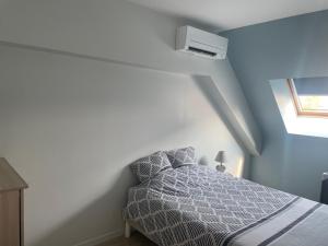 a bedroom with a bed with a blue wall at Ideal famille Séjour le pal in Diou