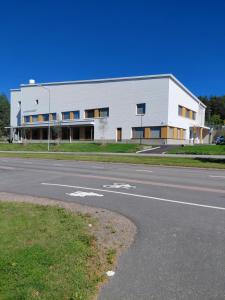 a large white building on the side of a road at Apartment Kivistö, 2 km from centrum, free wifi and parking, no smoking, non-allergenic in Jyväskylä