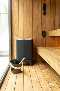 a room with a speaker and a bowl on a wooden floor at NIEL71 Suite in Kerniel