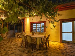 a dining room with a table and chairs at Ipek Esintisi House in Nevşehir