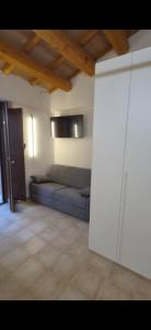 a living room with a couch and a white wall at Urban Nest in Vasto