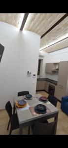a kitchen with a table and chairs in a room at Urban Nest in Vasto