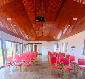 a row of chairs in a room with pink chairs at Junto Al Mar - Chambre standard in San-Pédro