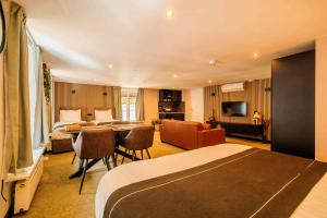 a hotel room with a bed and a living room at Hotel Buren in Buren