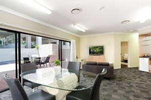 un ufficio con tavolo e sedie in vetro di Riverside Hotel Southbank a Brisbane