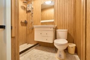 a bathroom with a toilet and a shower at Baan Suan ChiChan บ้านสวนชีจรรย์ in Na Jomtien