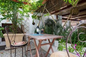 einen Tisch mit einer Flasche Wein und zwei Stühlen in der Unterkunft Number5 Guesthouse in Kapstadt