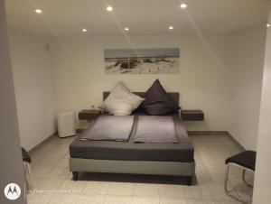 a bedroom with a bed with pillows on it at Ferienwohnung Fuchsbau in Werne an der Lippe