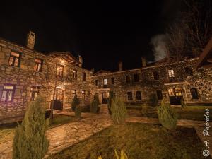 VronterónAl Monte Hotel的一座古老的石头建筑,烟雾从里面冒出来