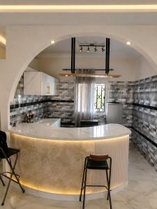 a kitchen with a large counter in a room at Résidence Les Bernier in Nianing