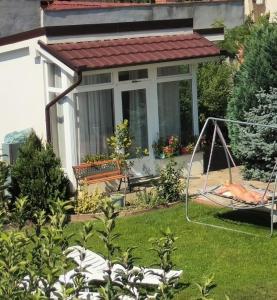 a garden with a hammock in the yard at Bungalow Ildy House in Sînmartin