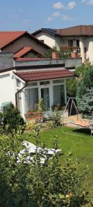 a house with a yard with a yard at Bungalow Ildy House in Sînmartin