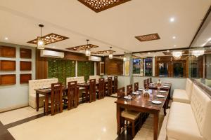 ein Esszimmer mit einem langen Tisch und Stühlen in der Unterkunft Hotel Aero Stay Igi Delhi Airport in Neu-Delhi