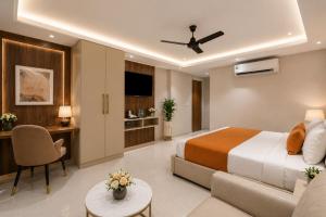 ein Hotelzimmer mit einem Bett und einer Couch in der Unterkunft Hotel Aero Stay Igi Delhi Airport in Neu-Delhi