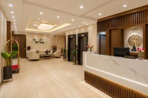 eine Hotellobby mit Rezeption in der Unterkunft Hotel Aero Stay Igi Delhi Airport in Neu-Delhi