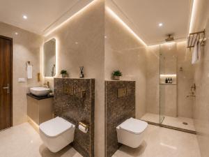 ein Badezimmer mit Toilette, Waschbecken und Dusche in der Unterkunft Hotel Aero Stay Igi Delhi Airport in Neu-Delhi + 42 Fotos
