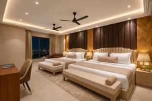 ein Hotelzimmer mit zwei Betten und einem Schreibtisch in der Unterkunft Hotel Aero Stay Igi Delhi Airport in Neu-Delhi