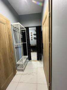 a hallway with a glass case in a room at Apartament nad rzeką in Głuszyca