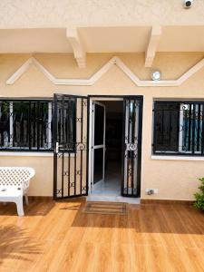 an open front door of a house with a bench at Résidence Les Bernier in Nianing
