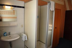 Koupelna v ubytování Hotel Graf Pückler + 16 fotografií