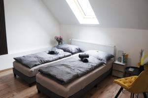 two beds with teddy bears on them in a bedroom at Termál Vendégház in Leányfalu