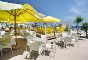 Restaurace v ubytování Long Beach Village Residence sul mare spiaggia privata inclusa