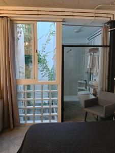 a bedroom with a view of a bathroom with a window at Corredera Travel 2 in Córdoba