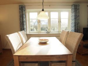 a dining room table with chairs and a bowl on it at Ferienwohnung Austernfischer Ockholm in Ockholm
