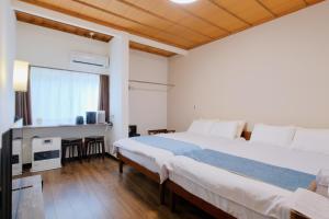 a bedroom with a large bed and a window at 66 Lodge Country Station in Kimobetsu