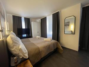 ein Hotelzimmer mit Bett und Spiegel in der Unterkunft Steingarten Hotel in Wertheim