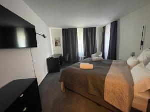 ein Schlafzimmer mit einem großen Bett in einem Zimmer in der Unterkunft Steingarten Hotel in Wertheim