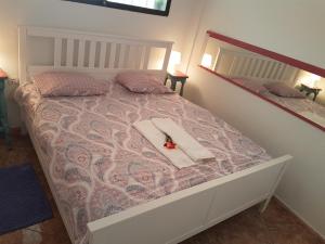 um quarto com uma cama com duas toalhas e um espelho em Los Cristianos, Nirvana Apartamento em Los Cristianos