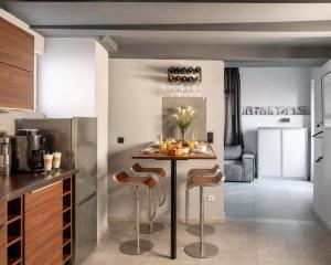 a kitchen with a table and chairs in a kitchen at NOX HOTEL - Digital-Check-In & Virtual Reception - nahe Bretten & Karlsruhe in Wössingen +21 photos