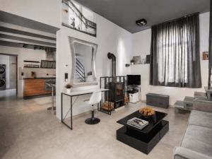 a living room with a couch and a table at NOX HOTEL - Digital-Check-In & Virtual Reception - nahe Bretten & Karlsruhe in Wössingen