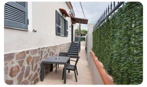 a patio with a table and chairs next to a building at Camera dell' antico Arco Romano in Pozzuoli