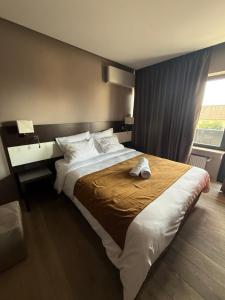 a bedroom with a large bed in a room at Hotel SKØL in Strassen