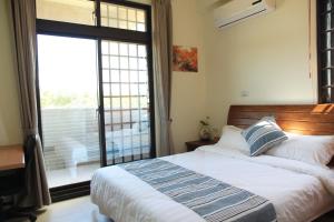 Tempat tidur dalam kamar di Ancient Official Road Homestay