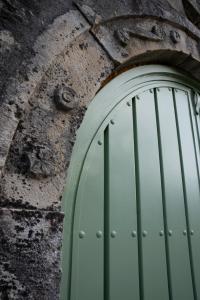 a green door in a stone wall at Dervisia Stonehouse 2 in Lazaráta