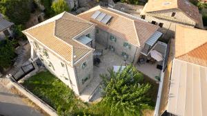 an overhead view of a large house with a roof at Dervisia Stonehouse 2 in Lazaráta