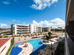 an overhead view of a building with a swimming pool at Malia Beach - Muro Alto - Porto de Galinhas - Cozinha equipada in Porto De Galinhas