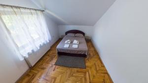 a small room with a bed in the attic at Gorska Vila Sisevac in Sisevac
